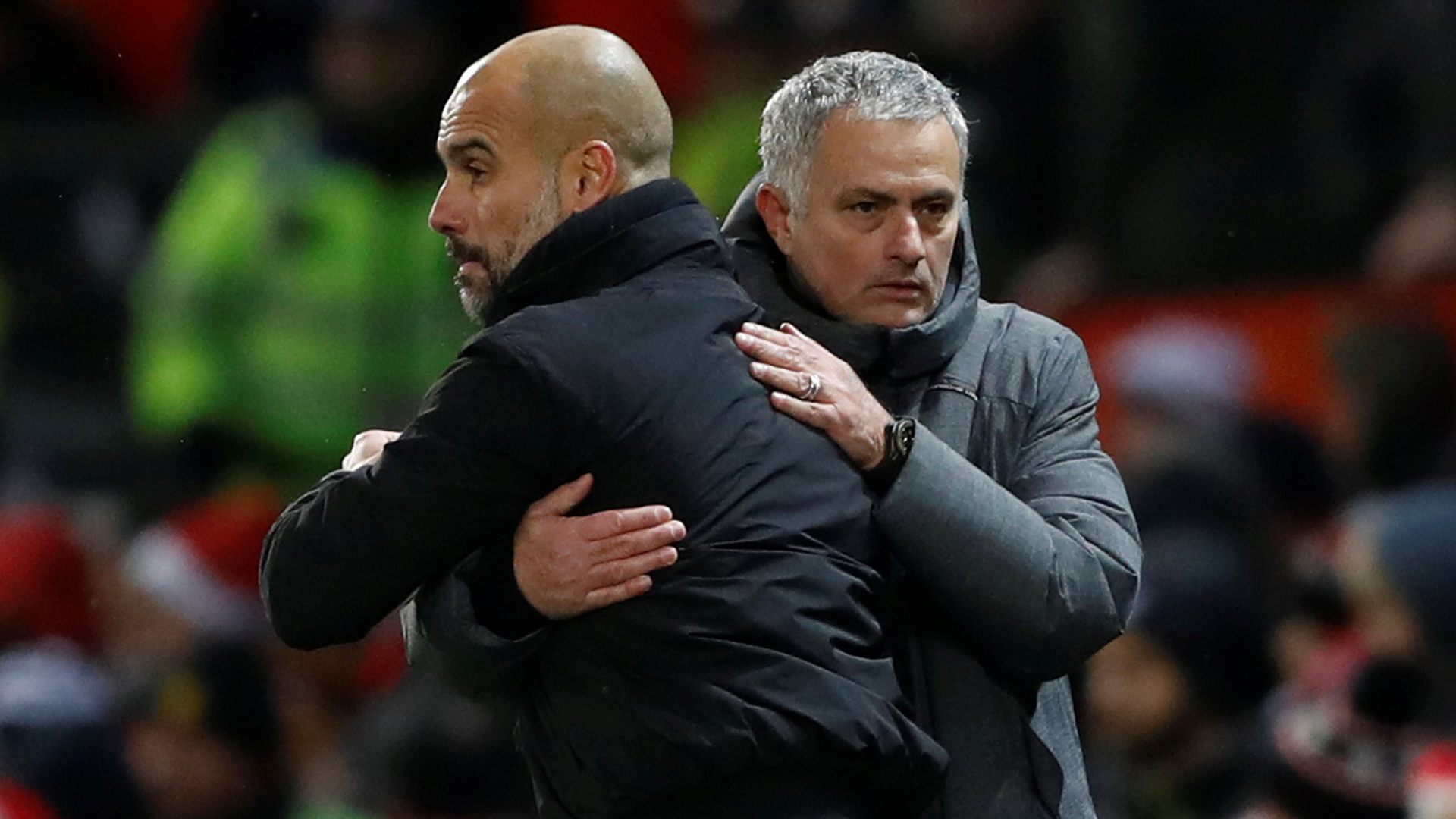 Jose Mourinho y Pep Guardiola se saludan durante un partido de la Premier League.